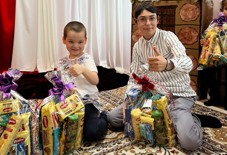 В рамках акции «День добра» в Центр для детей и подростков в Казбековском районе доставили подарки от сенатора Сулеймана Керимова